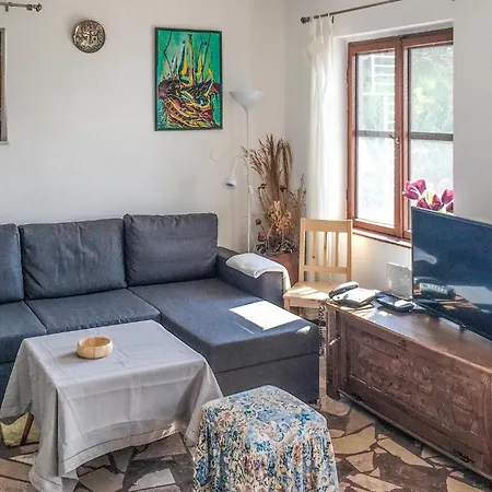 4 Bedroom Stunning Home In Gradac Holiday home *